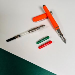 Immagini Stock - La Ricarica Di Una Penna Stilografica, Un